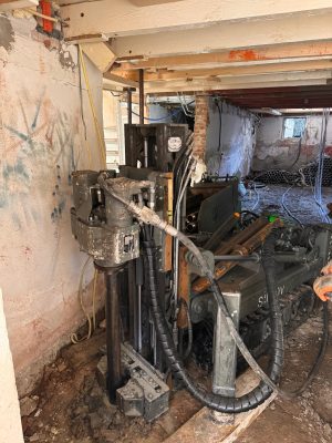 Schroef injectie stelling in kelder